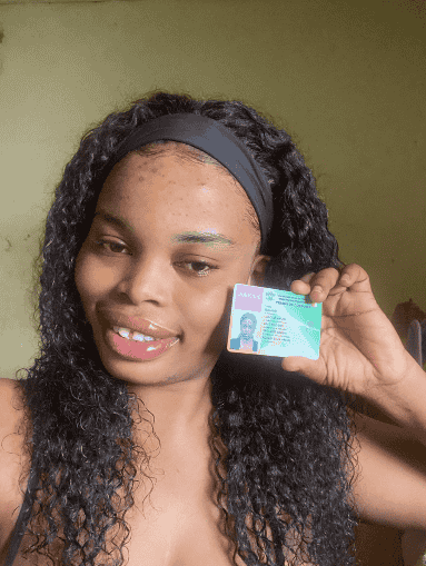 femme tenant son pc obtenu avec dbj ic 1