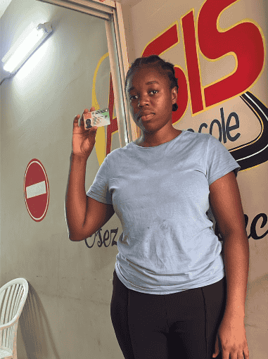 femme tenant son pc obtenu chez dbj ic binngerville 3