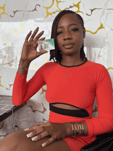 femme tenant son pc obtenu chez dbj ic binngerville 4