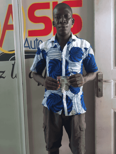homme tenant son pc obtenu avec dbj ic bingerville 1