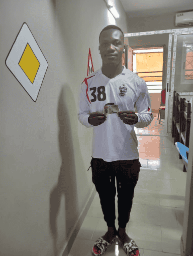 homme tenant son pc obtenu avec dbj ic bingerville 2