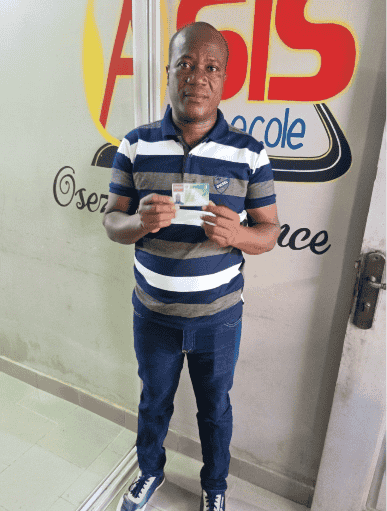 homme tenant son pc obtenu avec dbj ic bingerville 3