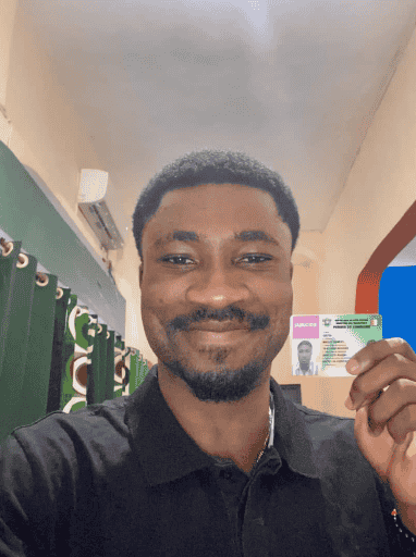 homme tenant son pc obtenu avec dbj ic bingerville 4