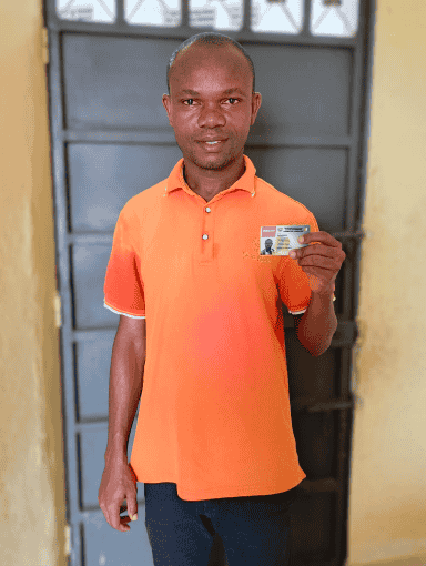 homme tenant son pc obtenu avec dbj ic bingerville 5