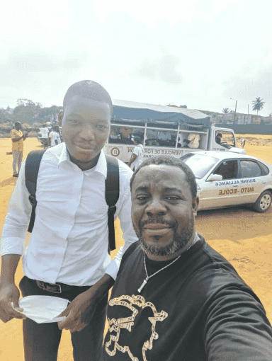 homme tenant son pc obtenu avec dbj ic bingerville 6
